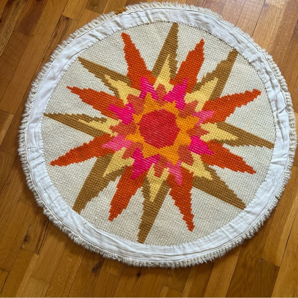 Round Wool Rug with Starburst Design - Picture 2 of 10